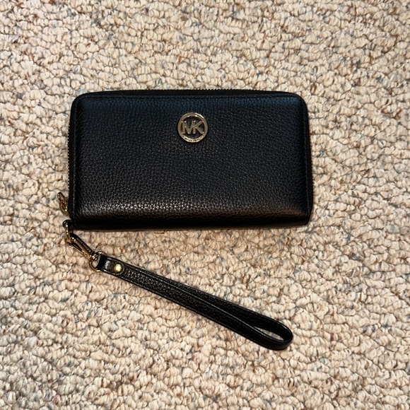 Michael Kors Handbags - Michael Kors Wristlet